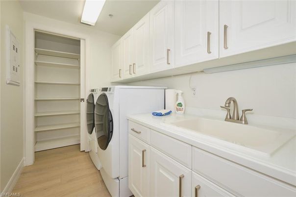Interior, Washer, Wood Texture Flooring