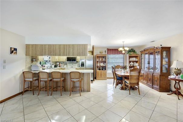 Chandelier, Dining room, Interior, Kitchen, Stainless Steel Appliances