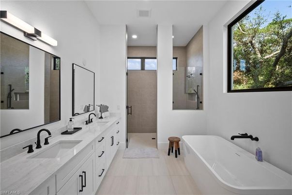 Bathroom, Dual Sink Vanities, Interior, Recessed Lighting