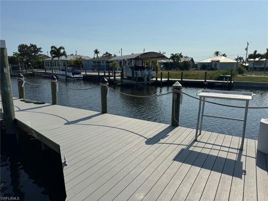 Exterior, Lake