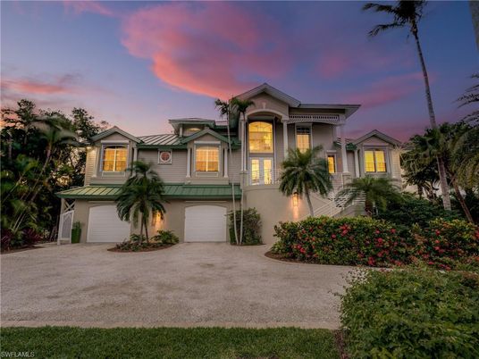 Attached, Exterior, Facade, Mediterranean