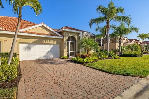 Attached, Exterior, Facade, Mediterranean