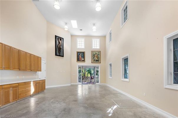 Empty room, Interior