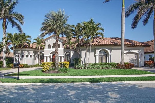 Attached, Exterior, Facade, Mediterranean