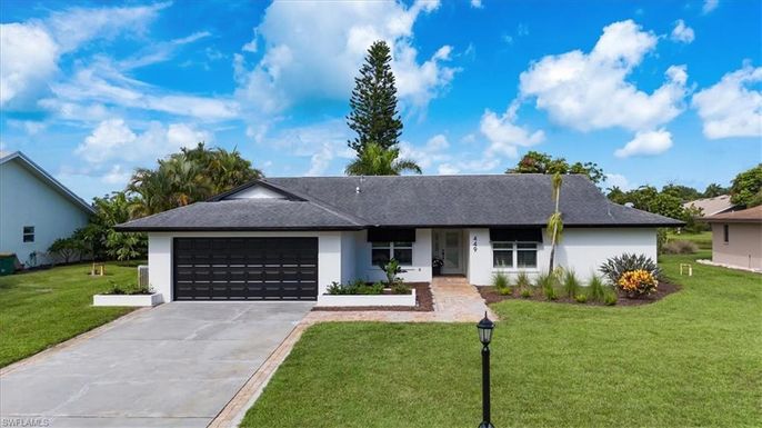 Attached, Exterior, Facade, Ranch
