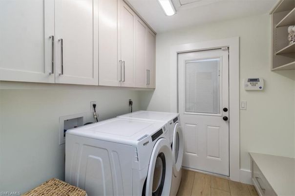 Interior, Washer, Wood Texture Flooring
