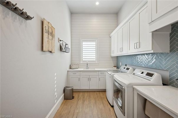 Interior, Recessed Lighting, Washer, Wood Texture Flooring