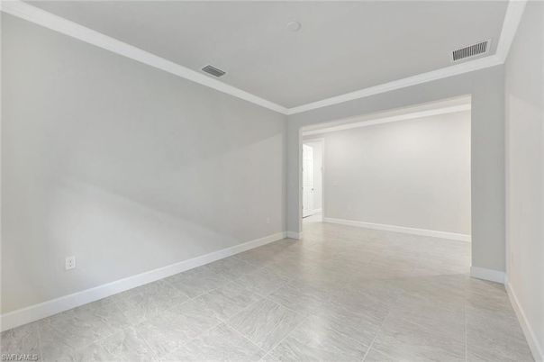 Empty room, Interior