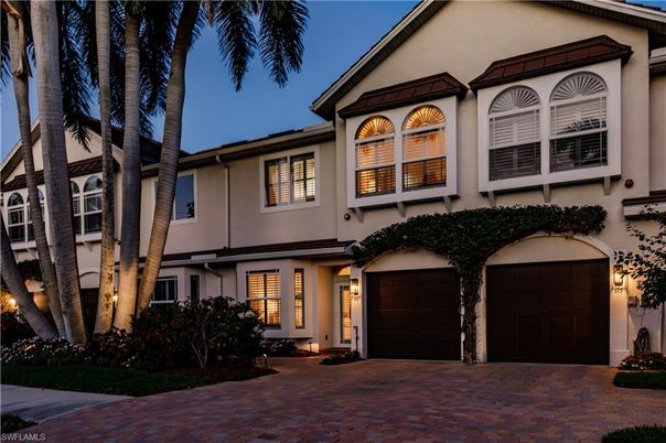 Attached, Exterior, Facade, Mediterranean