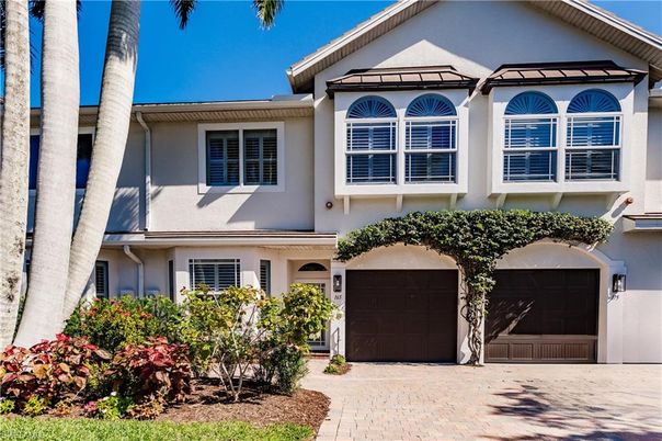 Attached, Exterior, Facade, Mediterranean