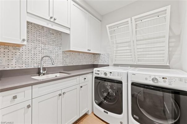 Interior, Washer, Wood Texture Flooring