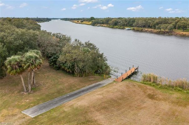 Exterior, Lake