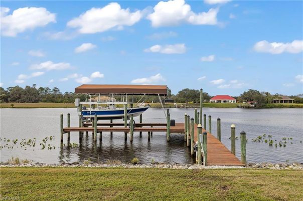 Exterior, Lake