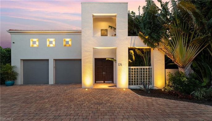 Attached, Exterior, Facade, Mediterranean