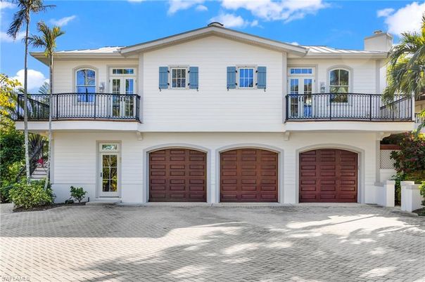 Attached, Exterior, Facade, Mediterranean