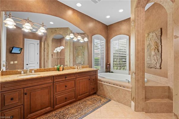 Bathroom, Dual Sink Vanities, Interior, Recessed Lighting