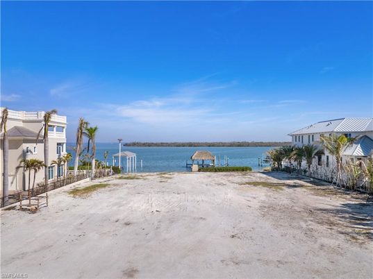 Exterior, Lake