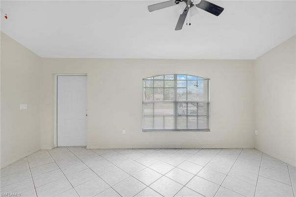 Empty room, Interior