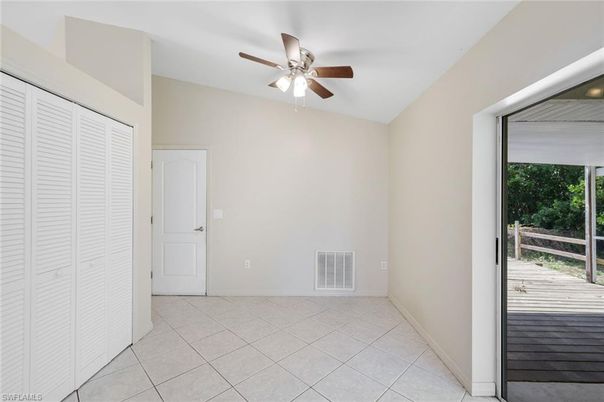 Empty room, Interior