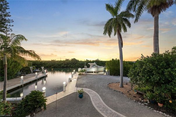 Exterior, Lake