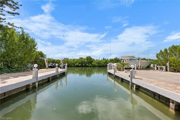 Exterior, Lake