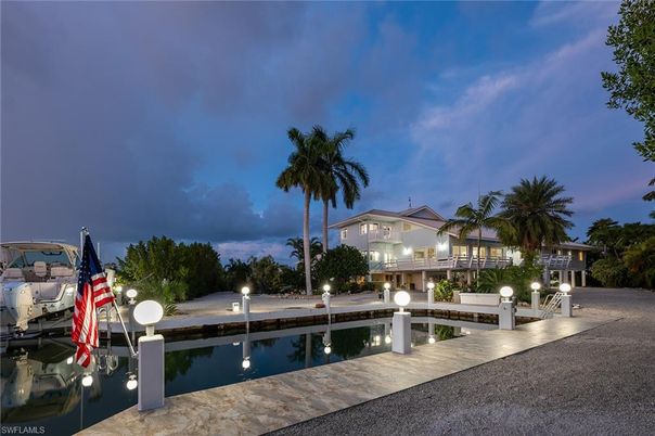 Exterior, Lake