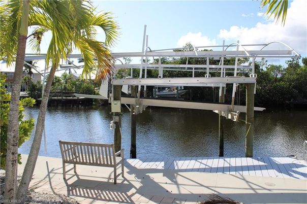 Exterior, Lake