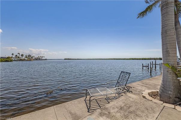 Exterior, Lake