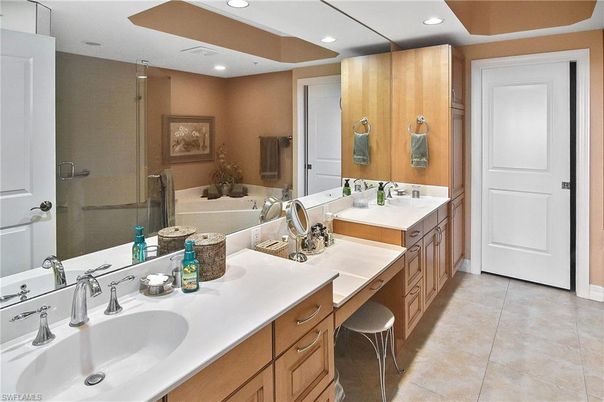 Bathroom, Dual Sink Vanities, Interior, Recessed Lighting