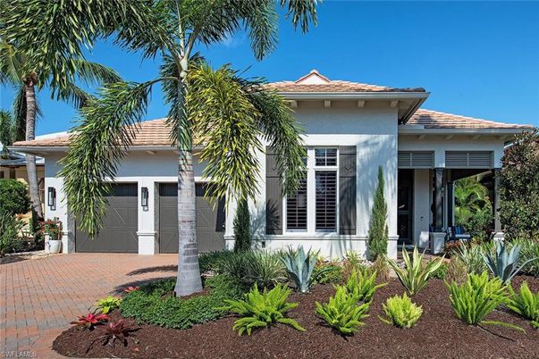 Attached, Exterior, Facade, Mediterranean