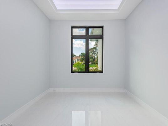 Empty room, Interior