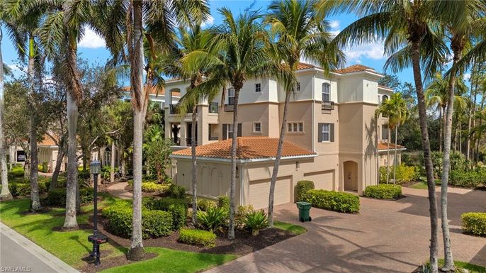 Attached, Exterior, Facade, Mediterranean
