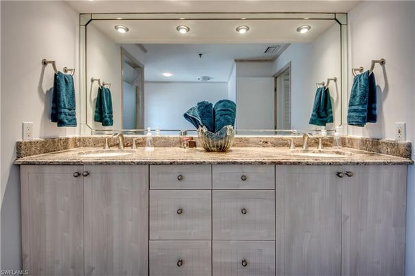Bathroom, Dual Sink Vanities, Interior, Recessed Lighting