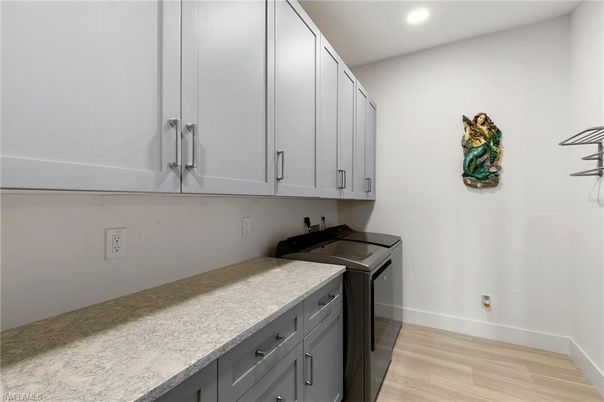 Interior, Recessed Lighting, Washer, Wood Texture Flooring