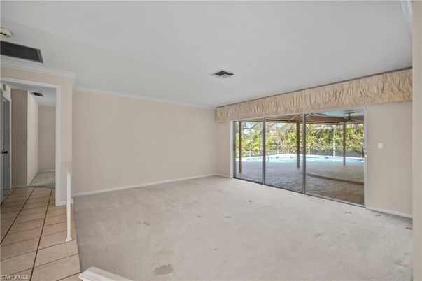 Empty room, Interior