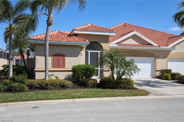 Attached, Exterior, Facade, Mediterranean