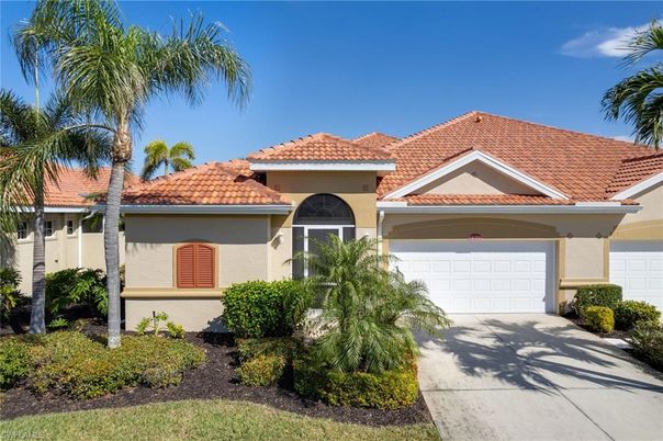 Attached, Exterior, Facade, Mediterranean