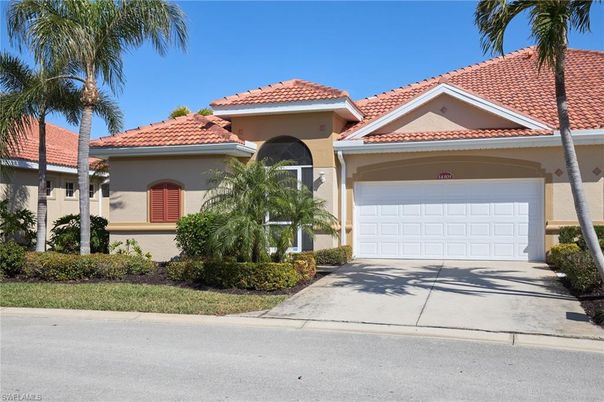 Attached, Exterior, Facade, Mediterranean