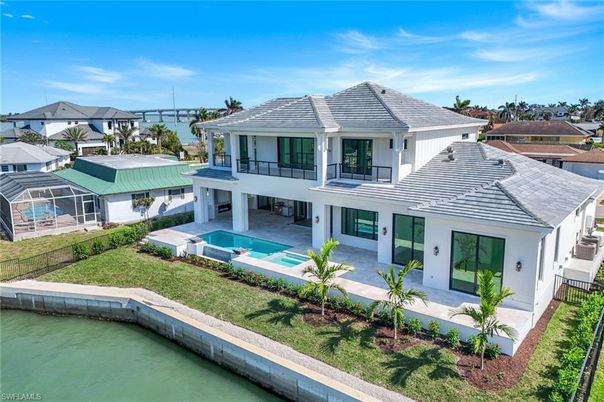 Exterior, Facade, Pool, Modern