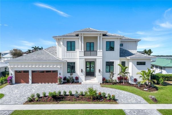 Attached, Exterior, Facade, Mediterranean