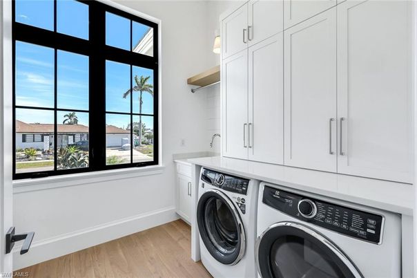 Interior, Washer, Wood Texture Flooring