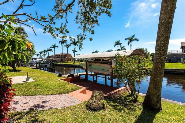 Exterior, Lake