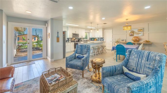 Dining room, Interior, Kitchen, Living room, Pendant Lights, Recessed Lighting, Stainless Steel Appliances, Wood Texture Flooring