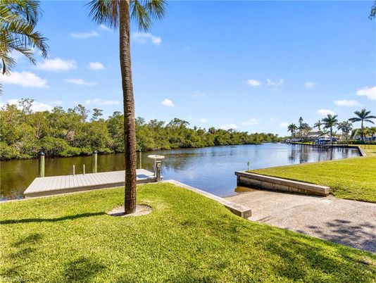 Exterior, Lake