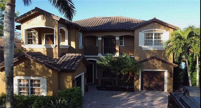 Attached, Exterior, Facade, Mediterranean