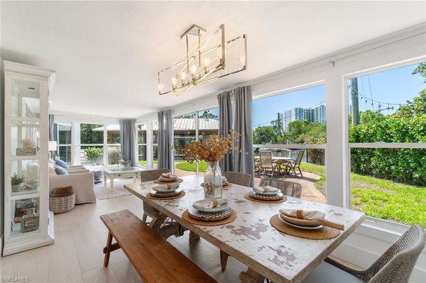 Chandelier, Dining room, Interior, Living room, Pendant Lights, Wood Texture Flooring