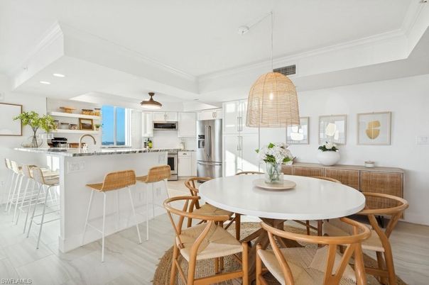 Dining room, Interior, Kitchen, Pendant Lights, Recessed Lighting, Stainless Steel Appliances