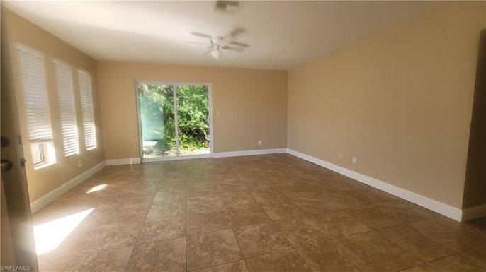 Empty room, Interior