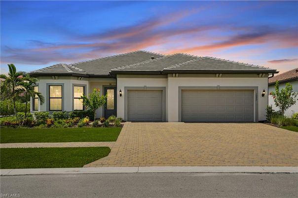 Attached, Exterior, Facade, Mediterranean