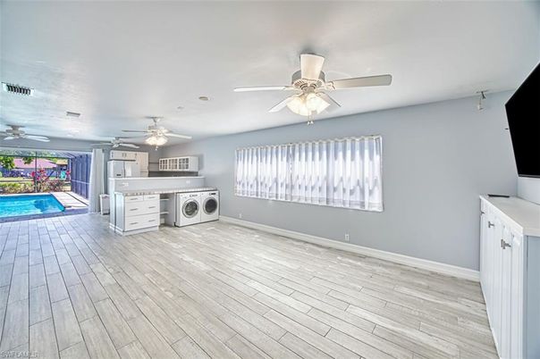 Interior, Washer, Wood Texture Flooring
